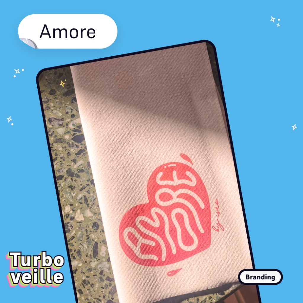 Serviette en papier avec dessus, son branding, une illustration en forme de coeur et l'écriture "Amore" Inspiration design Saint-Valentin